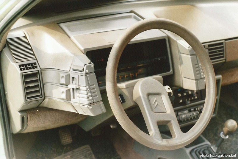 Dashboard JG-05-BG. De auto is ooit voorzien van een LPG installatie.