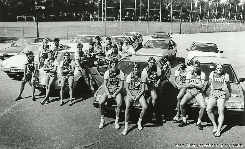 Een andere foto van BX-en met de Ajax selectie. Helaas is slechts één kenteken van een niet heel vroege BX leesbaar (LB-37-HL), maar minstens twee andere BX-en zijn wel erg vroege exemplaren: het kenteken van de voorste auto begint met JN, het kenteken van de auto uiterst links met JS